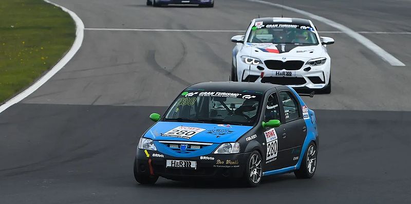 Dacia gegen Goliath: Logan im sport auto-Tracktest gegen Porsche