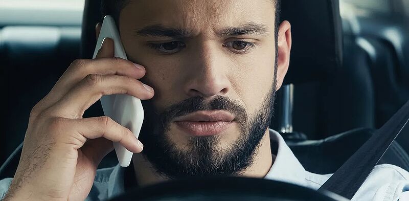 Handy am Steuer: eine tödliche Gefahr und daher streng verboten